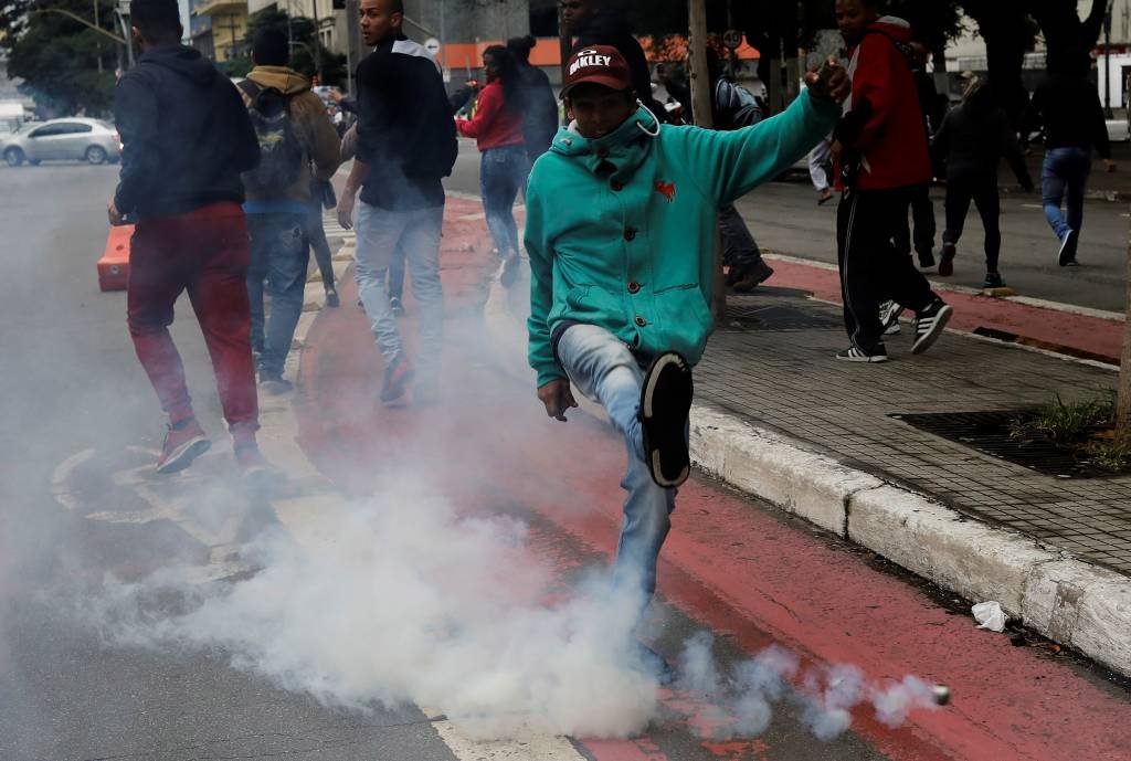 PM reprime protesto de estudantes da USP com gás de pimenta