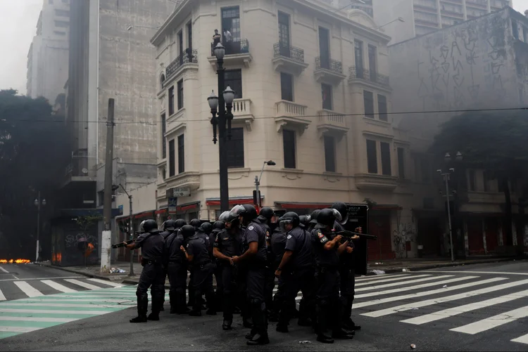 Polícia Militar: policiais estão coibindo movimentos grevistas em toda a cidade (Nacho Doce/Reuters)