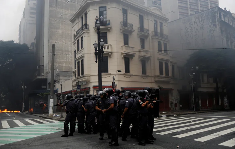 PM de São Paulo: com a atuação da Polícia Militar (PM), os manifestantes logo se dispersam e procuram agir em outros locais (Nacho Doce/Reuters)