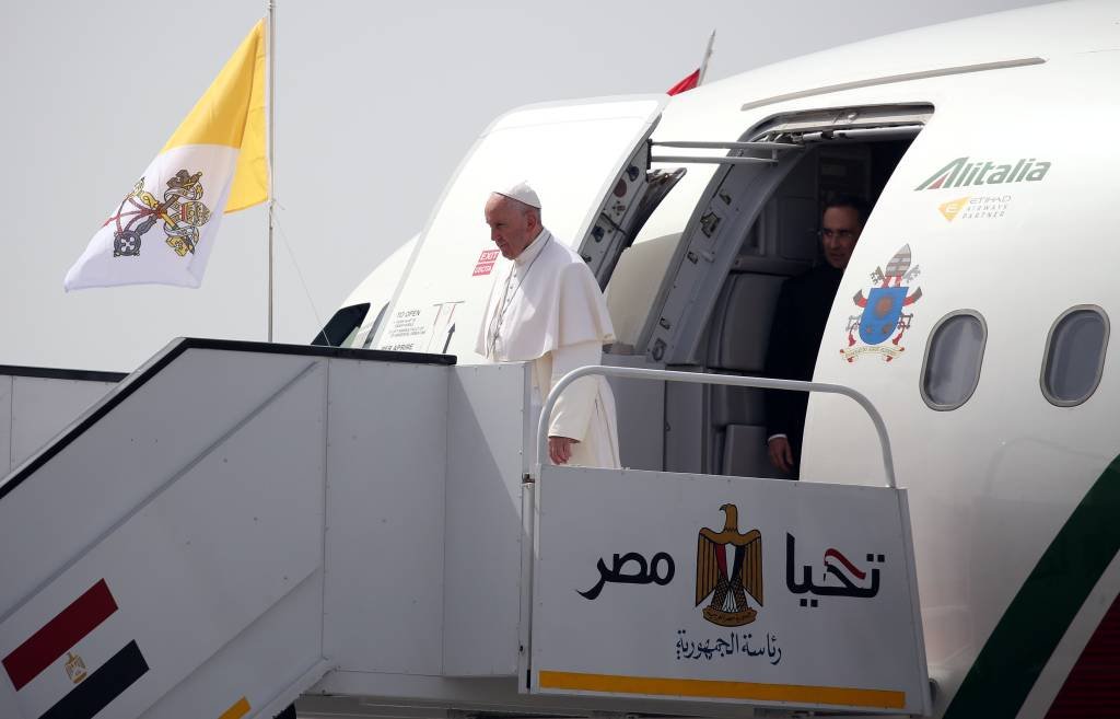 Papa Francisco chega ao Cairo e busca de reatar laços com Islã