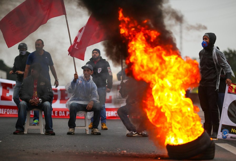 Barricada na rodovia Dutra, em São José dos Campos, durante greve geral contra reformas do governo Temer