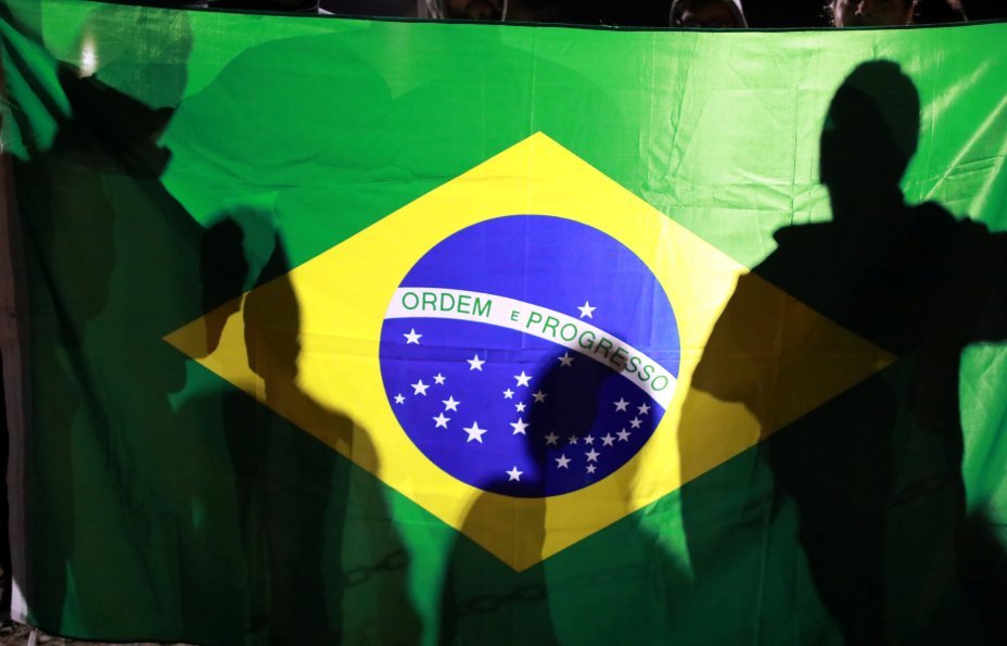 Bandeira do Brasil durante greve geral contra reformas propostas pelo governo Temer, em Porto Alegre