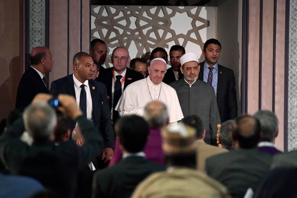 Papa visita o Egito e denuncia violência em "nome de Deus"