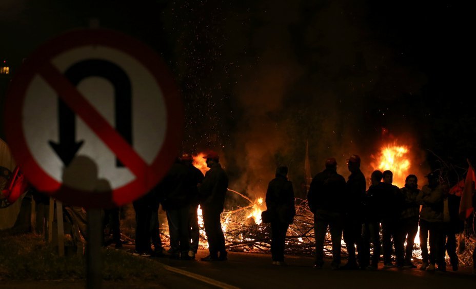 Barricada na rodovia Dutra durante greve geral contra reformas propostas pelo governo Temer