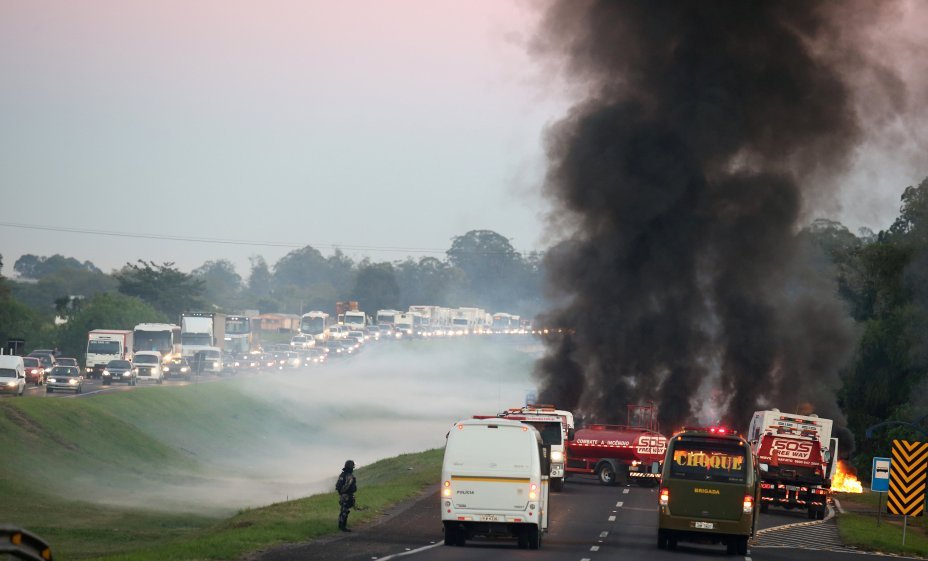 Bombeiros tentam controlar fogo após protesto na greve geral na rodovia Dutra