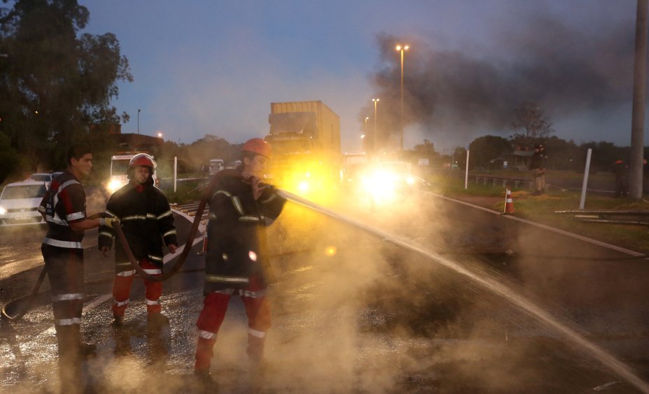 Bombeiros tentam controlar fogo após protesto na greve geral na rodovia Dutra