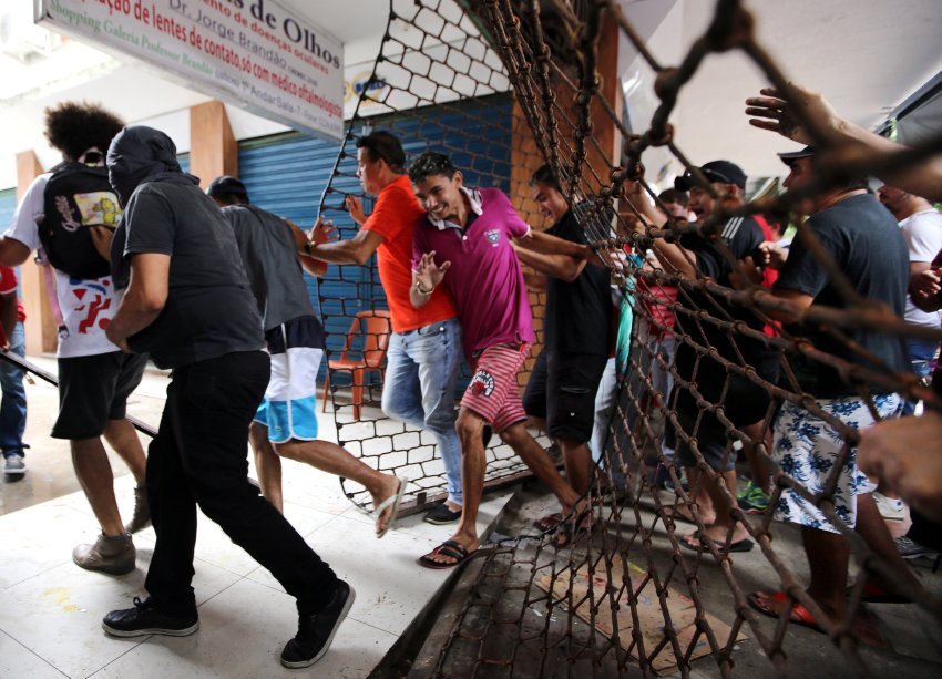 Manifestantes invadem galeria em Fortaleza durante protestos contra reformas propostas pelo governo Temer