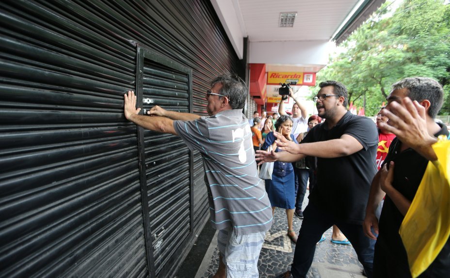 Homem tenta invadir loja de sistema de segurança em protesto contra reformas propostas pelo governo Temer