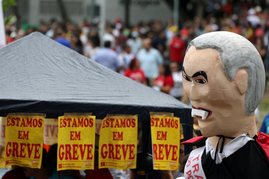 Protesto em Fortaleza durante greve geral, contra reformas propostas pelo governo Temer