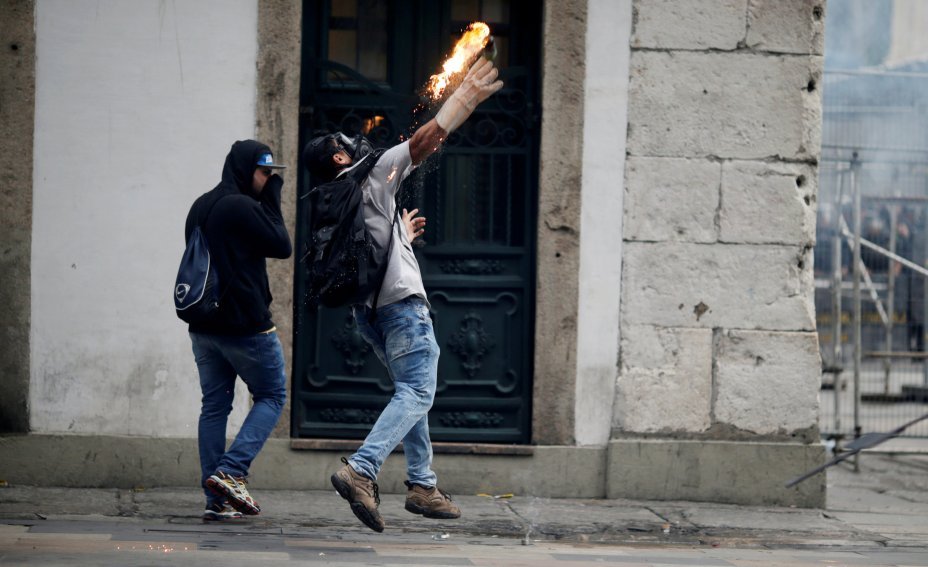 Manifestantes e polícia entram em confronto no Rio de Janeiro, durante a greve geral, contra reformas propostas pelo governo Temer