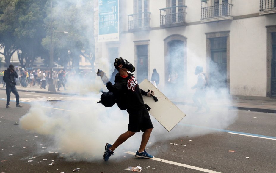 Manifestantes e polícia entram em confronto no Rio de Janeiro, durante a greve geral, contra reformas propostas pelo governo Temer