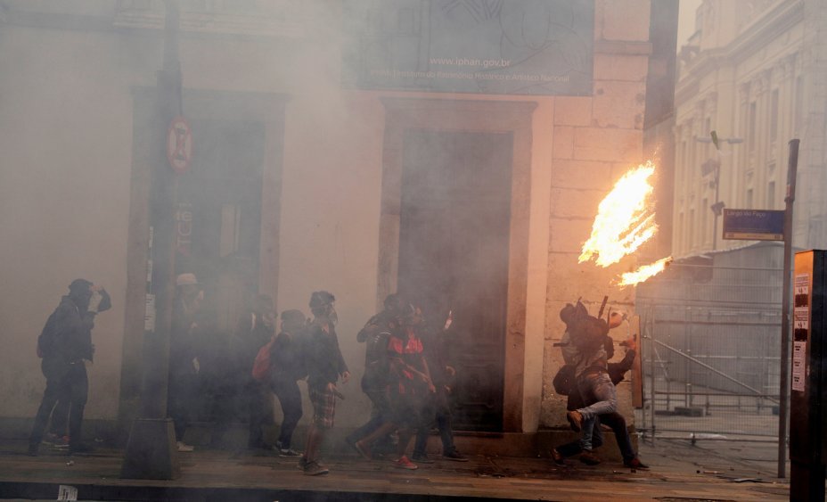 Manifestantes e polícia entram em confronto no Rio de Janeiro, durante a greve geral, contra reformas propostas pelo governo Temer