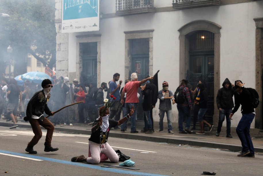 Manifestantes e polícia entram em confronto no Rio de Janeiro, durante a greve geral, contra reformas propostas pelo governo Temer