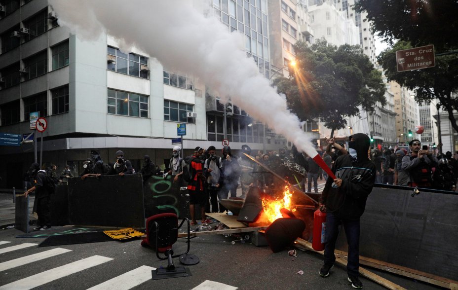 Manifestantes e polícia entram em confronto no Rio de Janeiro, durante a greve geral, contra reformas propostas pelo governo Temer