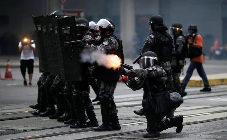 Rio de Janeiro: o confronto começou no momento em que muitas pessoas deixavam o trabalho (Ricardo Moraes/Reuters)