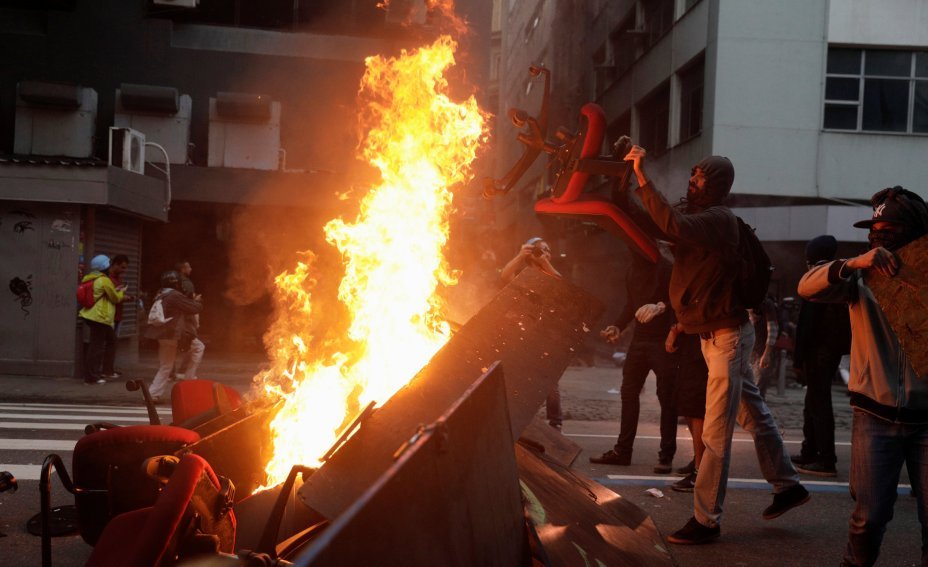 Manifestantes e polícia entram em confronto no Rio de Janeiro, durante a greve geral, contra reformas propostas pelo governo Temer
