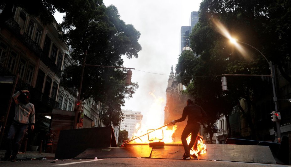 Manifestantes e polícia entram em confronto no Rio de Janeiro, durante a greve geral, contra reformas propostas pelo governo Temer