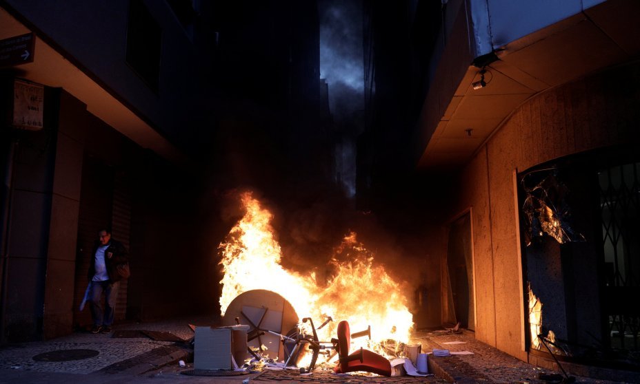 Manifestantes e polícia entram em confronto no Rio de Janeiro, durante a greve geral, contra reformas propostas pelo governo Temer