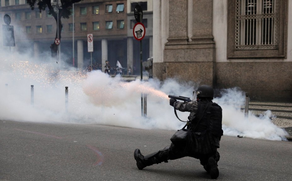 Manifestantes e polícia entram em confronto no Rio de Janeiro, durante a greve geral, contra reformas propostas pelo governo Temer