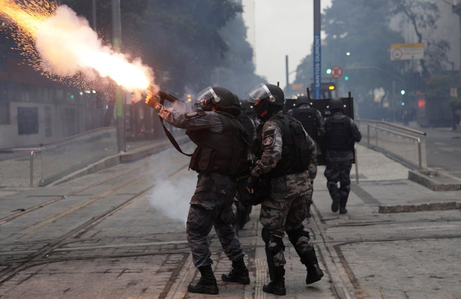 Manifestantes e polícia entram em confronto no Rio de Janeiro, durante a greve geral, contra reformas propostas pelo governo Temer