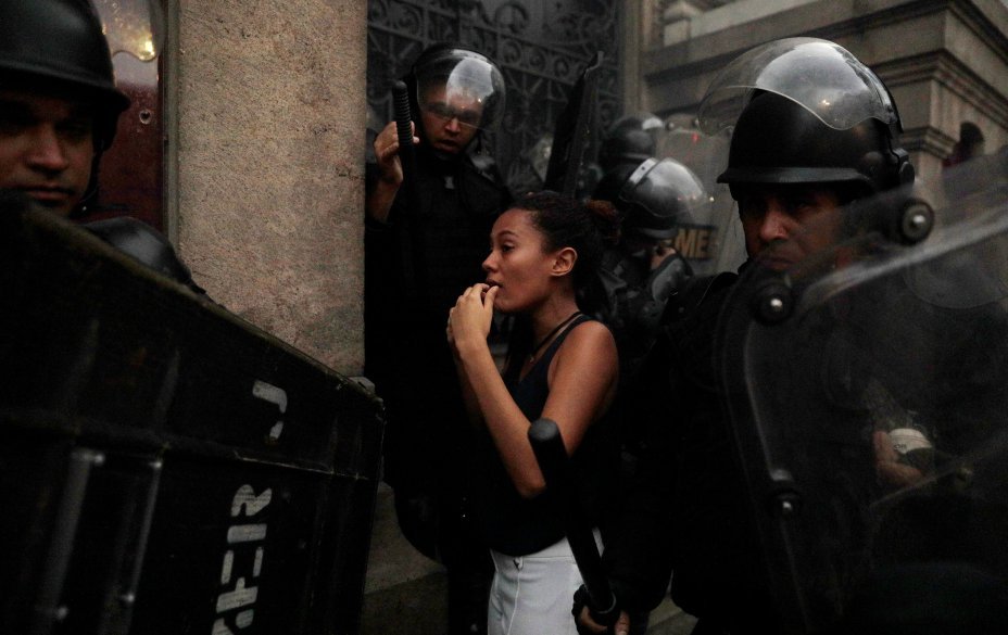 Manifestantes e polícia entram em confronto no Rio de Janeiro, durante a greve geral, contra reformas propostas pelo governo Temer