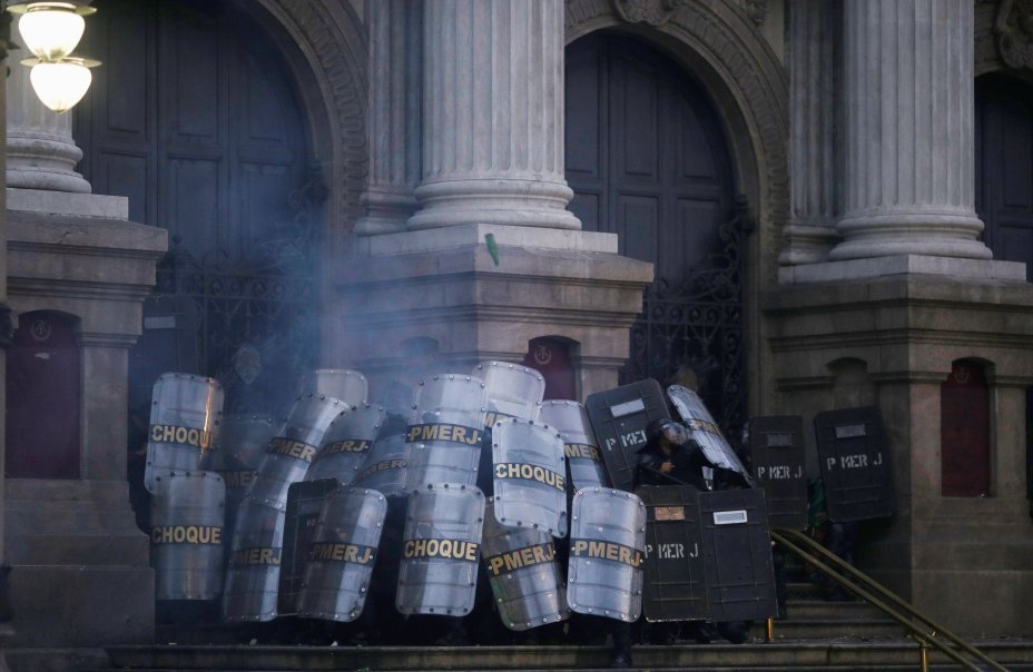 Manifestantes e polícia entram em confronto no Rio de Janeiro, durante a greve geral, contra reformas propostas pelo governo Temer