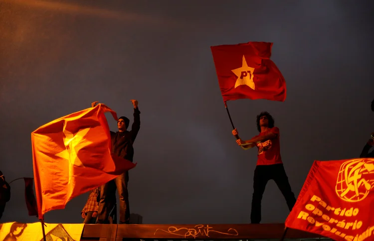 PT: "Essa política antinacional produziu 229 aumentos dos combustíveis em 24 meses" (Nacho Doce/Reuters)