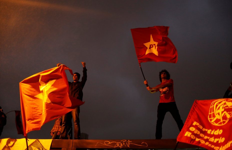 Manifestantes com bandeiras do PT durante protesto contra reformas e o presidente Michel Temer em São Paulo, dia 28/04/2017