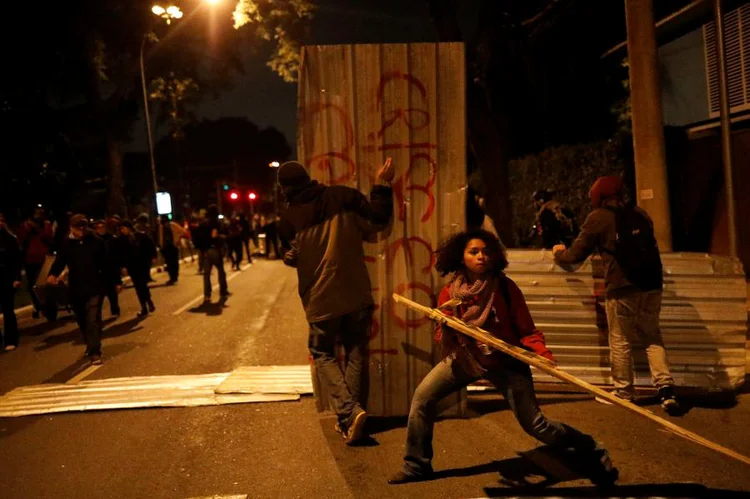 Manifestantes fazem barricadas durante protesto contra reformas do presidente Temer, em São Paulo, dia 28/04/2017 (Paulo Whitaker/Reuters)