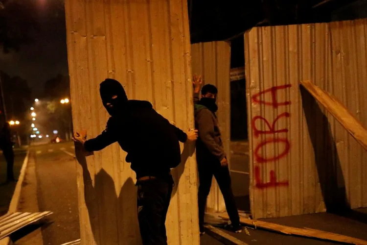 Protestos: perto da casa do presidente Michel Temer havia uma festa de casamento ao lado da confusão entre manifestantes e policiais militares (Nacho Doce/Reuters)