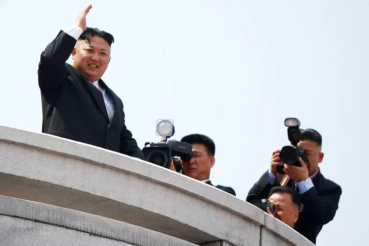 Desfile militar em razão dos 105 anos do fundador da Coreia do Norte (Damir Sagolj/Reuters)