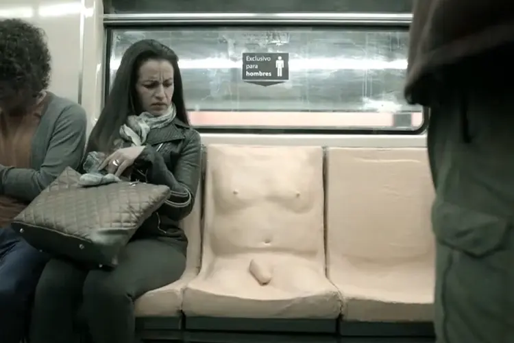Campanha em metrô no México: diversos passageiros estranharam o assento diferente e se recusaram a sentar (Foto/Reprodução)