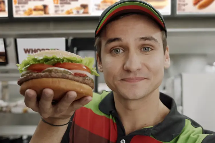 Burger King: marca expõe as particularidades do Whopper, mas deixa um mistério na peça que só poderá ser solucionado caso a pessoa tenha Google Home (Burger King/Reprodução)