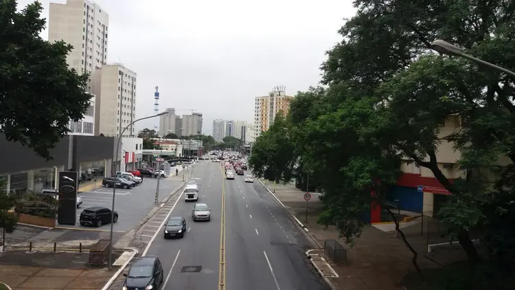 Trânsito tranquilo na Avenida Pacaembú durante a greve geral em 28/04/2017 (Camila Pati/Site Exame)