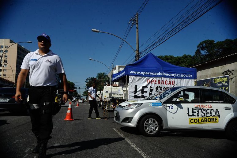 Policial e passageiro morrem após tiroteio em blitz da Lei Seca