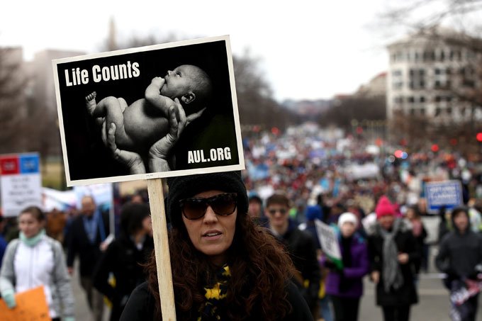 Trump permite que estados bloqueiem verbas para aborto