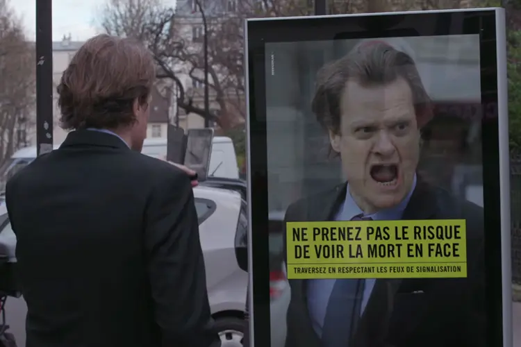 Acidentes de trânsito: o “Virtual Crash Billboard” estrou este mês na capital francesa e além de Out Of Home também incluí vídeos, peça digitais e mobile (Youtube)