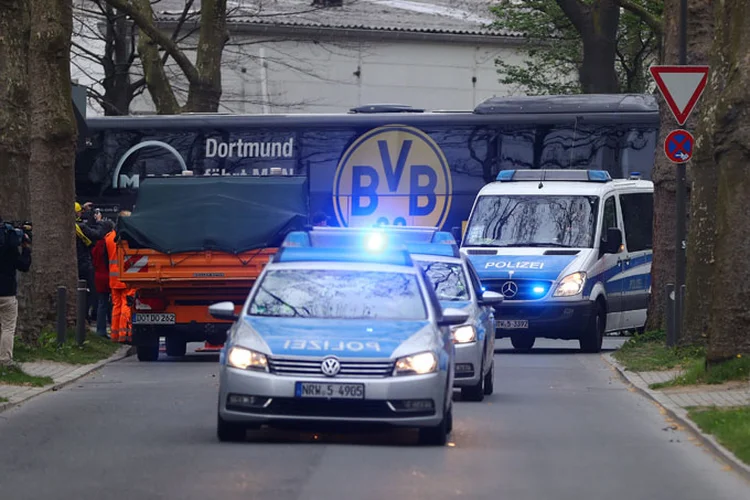 Dortmund: até as 19H15 local (17H15 GMT), três artefatos explodiram na passagem do ônibus Borussia Dortmund que saiu de seu hotel e se dirigiu ao estádio (Kai Pfaffenbach/Reuters)