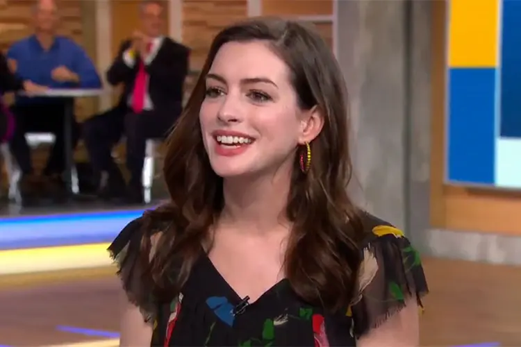 Anne Hathaway: seu vestido custou US$ 15 dólares (Good Morning America/Twitter/Reprodução)