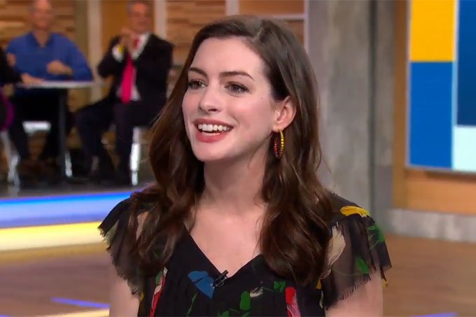 Anne Hathaway impressiona ao usar vestido de R$ 46 em programa