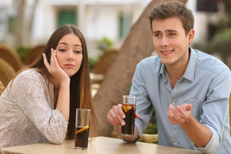 Mulher entediada em happy hour com colega de trabalho (AntonioGuillem/Thinkstock)