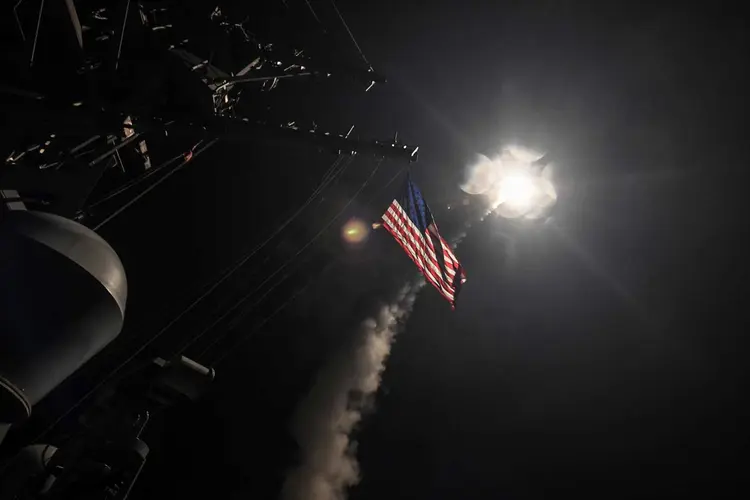 Ataque americano na Síria: os Estados Unidos lançaram um total de 59 mísseis de cruzeiro de dois navios militares no Mediterrâneo contra a base aérea de Shayrat (Ford Williams/Courtesy U.S. Navy/Reuters)