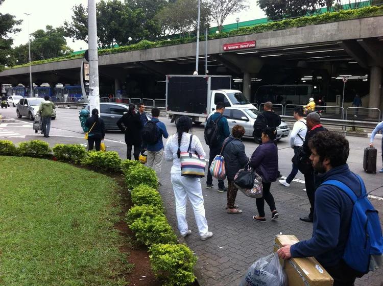 Pessoas aguardam táxis, vans e caronas no terminal Barra Funda durante a greve geral em 28/04/2017 (Claudia Gasparini/Site Exame)