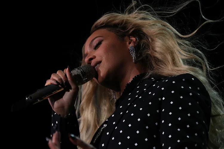 Beyoncé é reconhecida e aclamada não apenas por seu talento musical excepcional, mas também pelo engajamento em causas sociais e ativismo (Justin Sullivan/Getty Images)