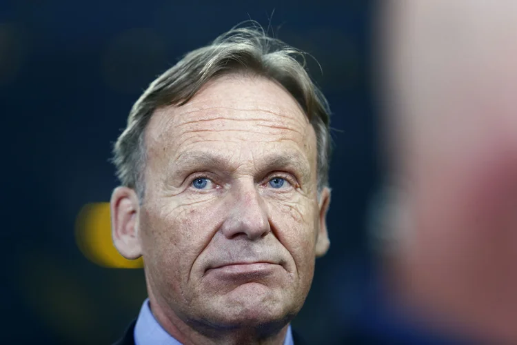 Hans-Joachim Watzke: o diretor-executivo disse que o time "tem que superar isto de alguma maneira", porque eles têm uma partida em 24 horas (Ralph Orlowski/Reuters)