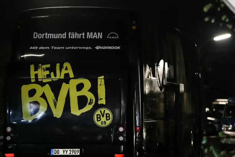 Borussia Dortmund: as três explosões aconteceram por volta das 19h15 (hora local; 14h15 de Brasília), quando o ônibus levava os jogadores do time alemão para o estádio Signal Iduna Park (Maja Hitij)