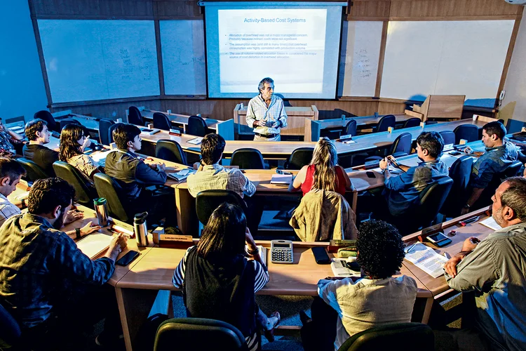 Aula no MBA da UFRJ: boa parte dos alunos é patrocinada por seus empregadores (André Valentim/Exame)