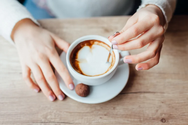 Café: consumir um suco ou um café preto foi considerado equivalente a pular a refeição (Kikovic/Thinkstock)