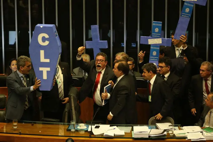 Afonso Florence: o petista gritava para o plenário usando o microfone do presidente, que havia se levantado para convencer os deputados a saírem do local (Agência Brasil/Agência Brasil)