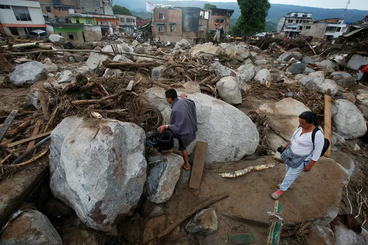 Habitantes vasculham escombros após inundações em Mocoa: além das mortes, chuvas destruíram vários bairros (Jaime Saldarriaga/Reuters)